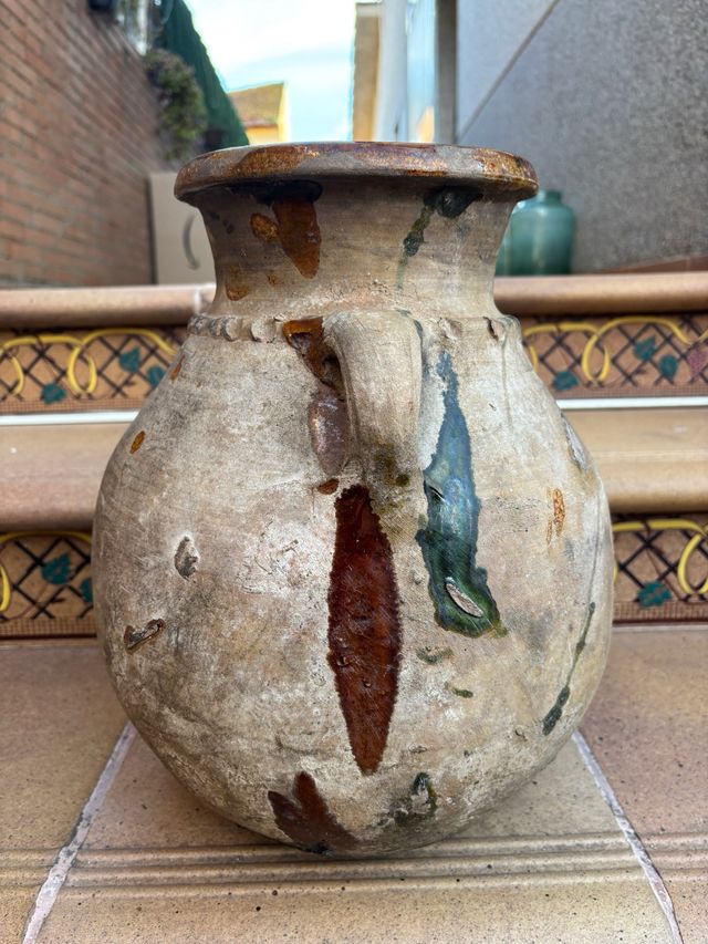 Vasija de barro antigua decorada