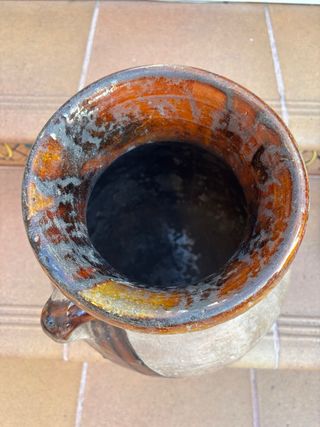 Vasija de barro antigua decorada