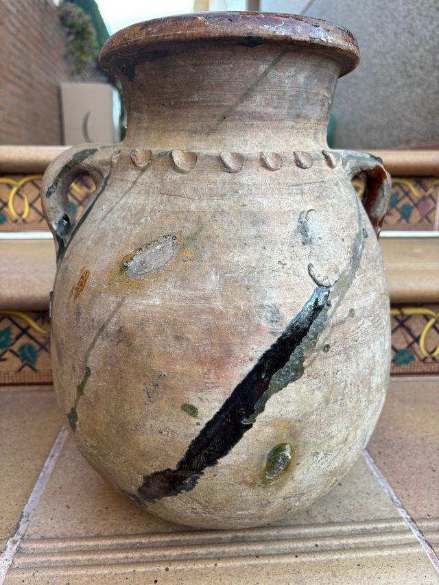 Vasija de barro antigua decorada