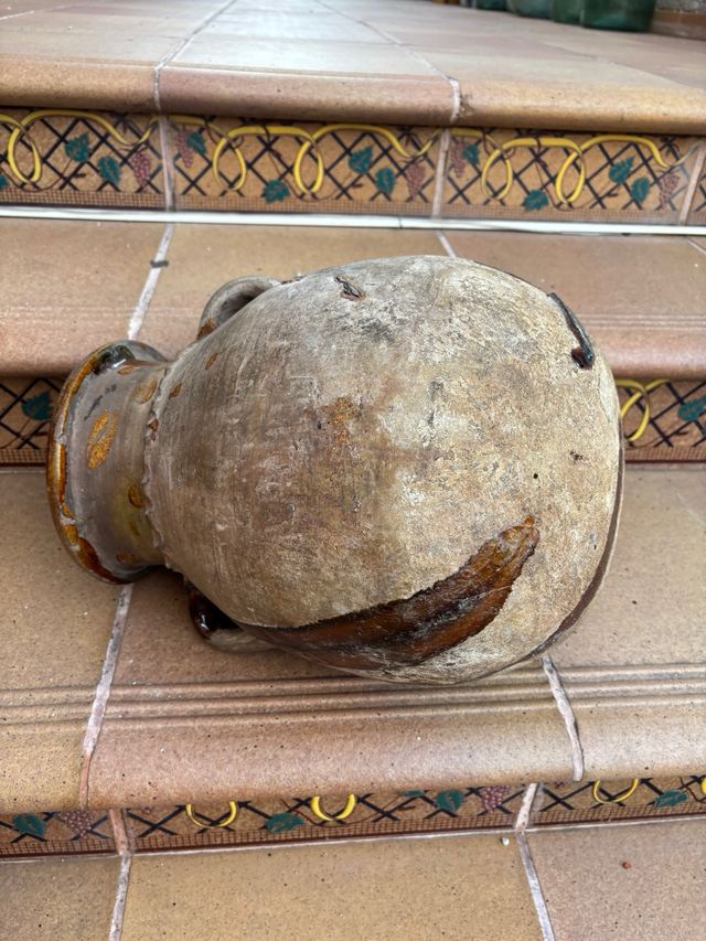 Vasija de barro antigua decorada