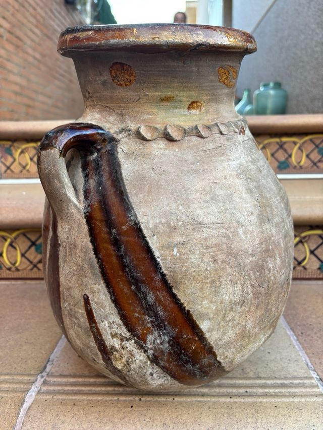 Vasija de barro antigua decorada