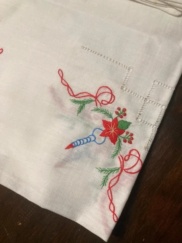 Tovaglia e 6 tovaglioli natalizi ricamati