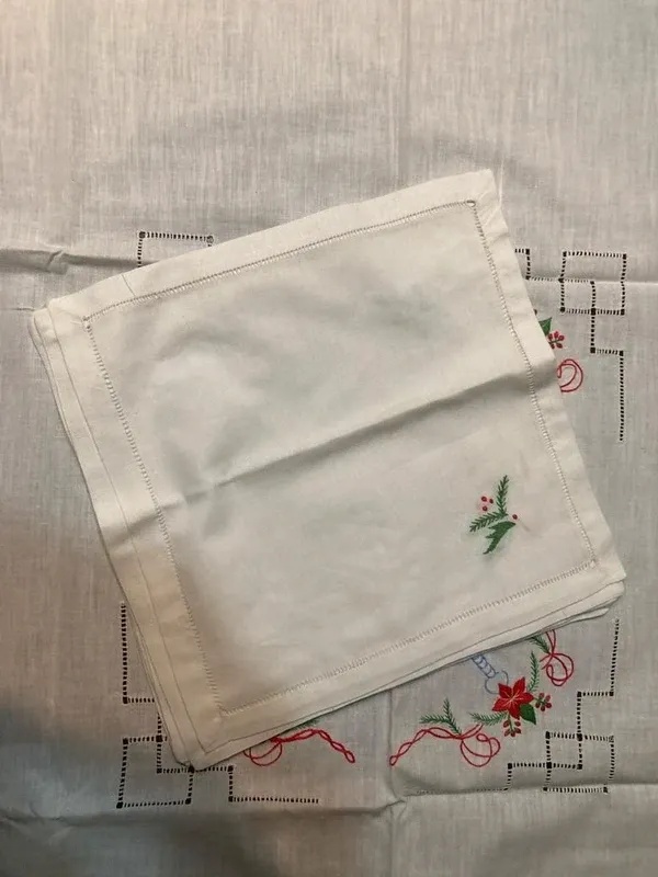 Tovaglia e 6 tovaglioli natalizi ricamati