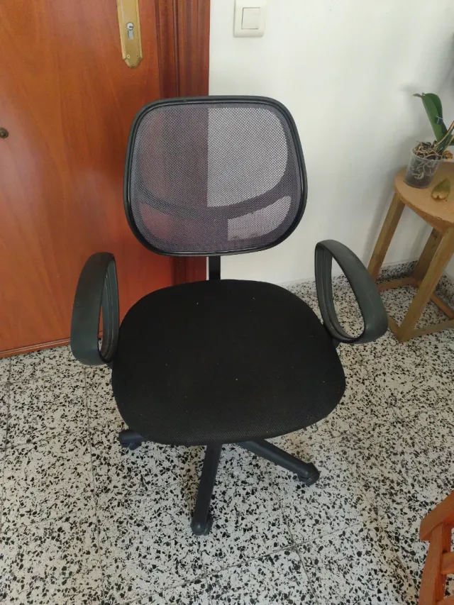 Silla de oficina negra con respaldo de malla
