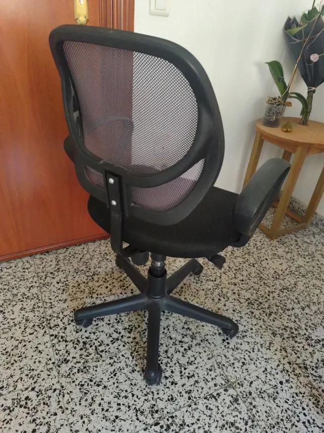 Silla de oficina negra con respaldo de malla