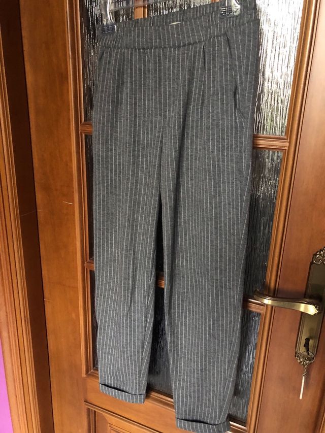 Pantaloni grigi a righe