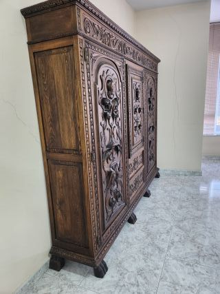 Mueble de madera tallada 3 puertas 2 cajones