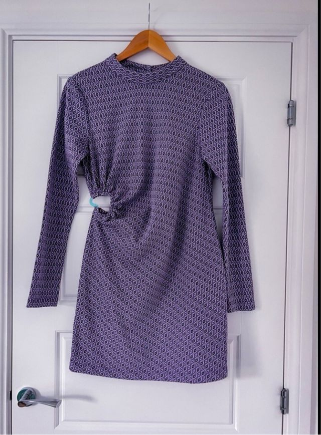 Vestido mini morado con corte