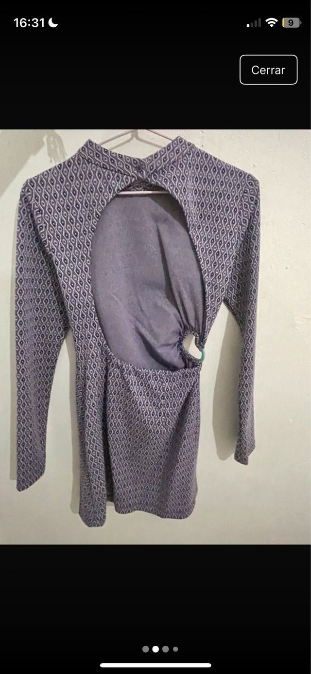 Vestido mini morado con corte