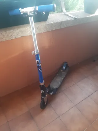 Patinete infantil azul con freno en ruega