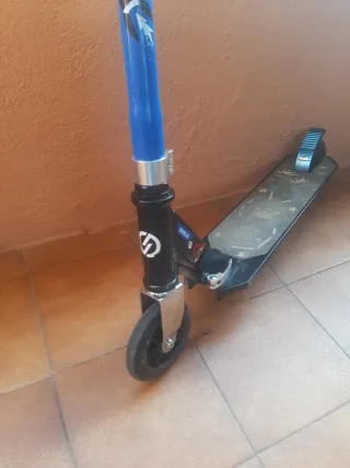 Patinete infantil azul con freno en ruega