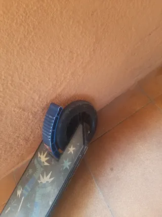 Patinete infantil azul con freno en ruega