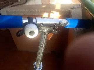 Patinete infantil azul con freno en ruega