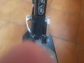 Patinete infantil azul con freno en ruega