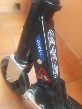 Patinete infantil azul con freno en ruega