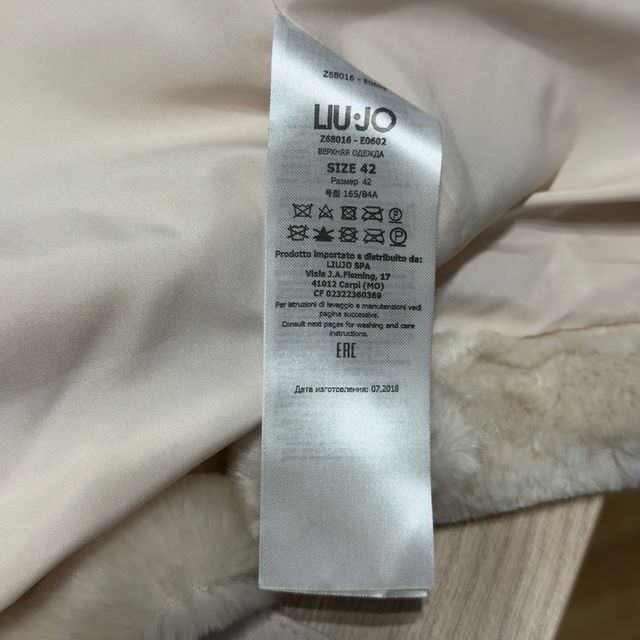 Abrigo beige con cinturón y capucha