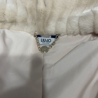 Abrigo beige con cinturón y capucha