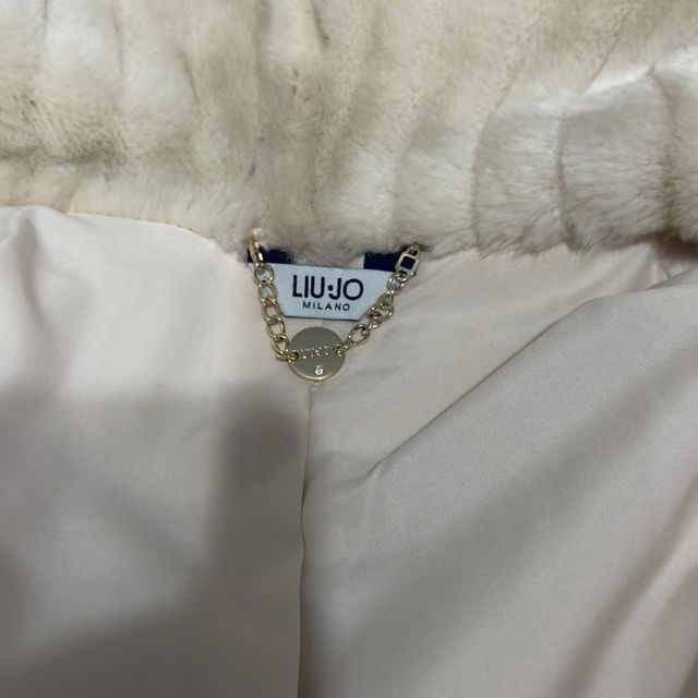 Abrigo beige con cinturón y capucha