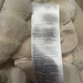 Abrigo beige con cinturón y capucha