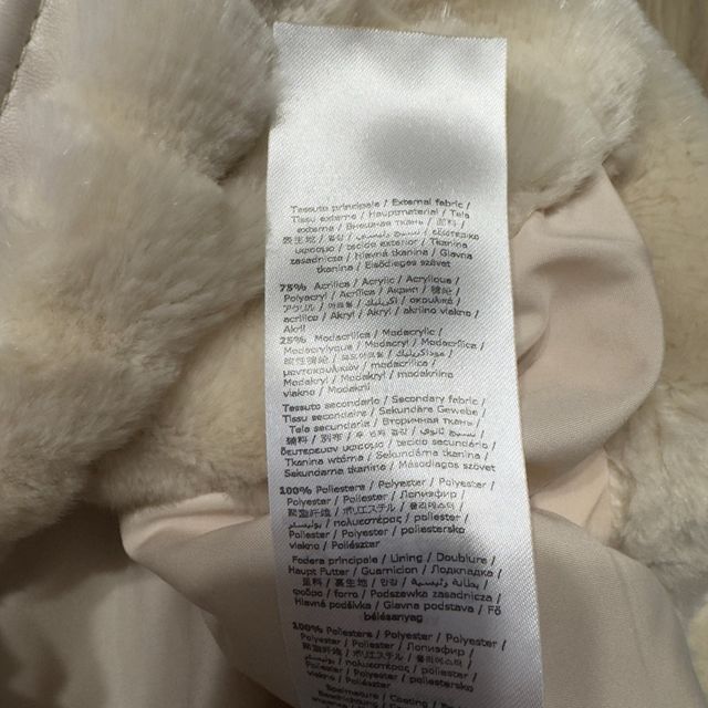 Abrigo beige con cinturón y capucha