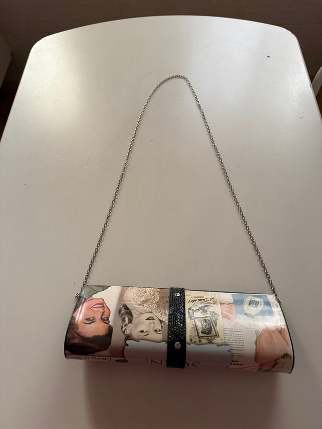 Bolso de mano decorado con cadena