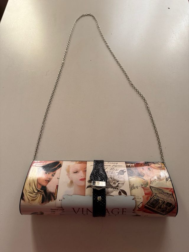 Bolso de mano decorado con cadena