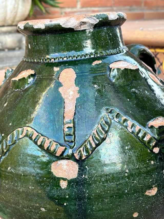 Vasija de barro antigua verde