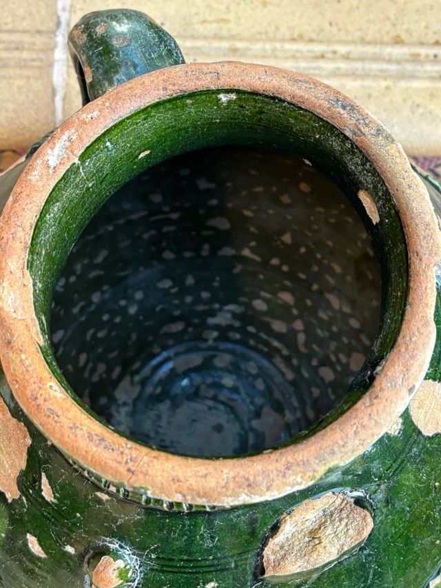 Vasija de barro antigua verde