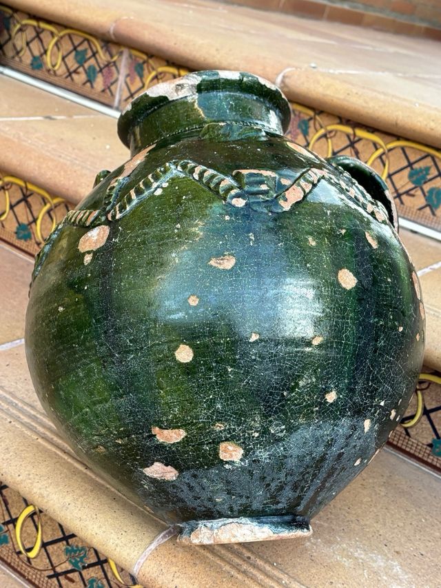 Vasija de barro antigua verde