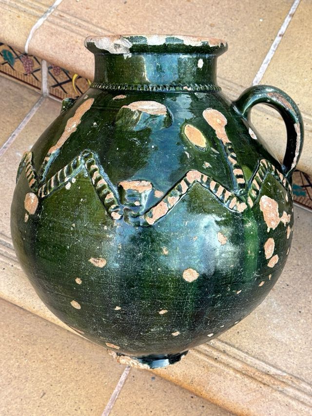 Vasija de barro antigua verde