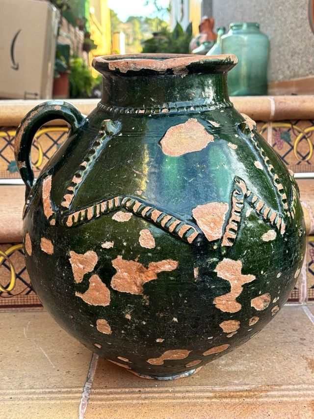 Vasija de barro antigua verde