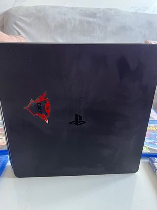 PS4 (PlayStation 4) con 4 mandos y juegos