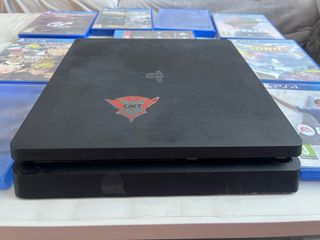 PS4 (PlayStation 4) con 4 mandos y juegos