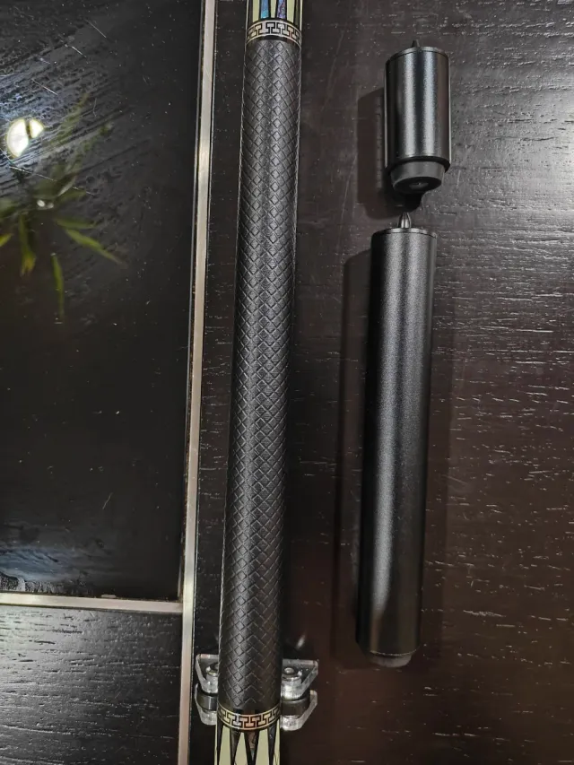 Punho de bilhar preto com detalhe