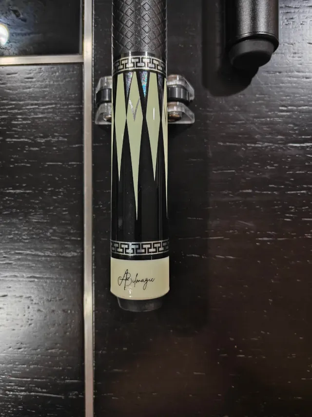 Punho de bilhar preto com detalhe