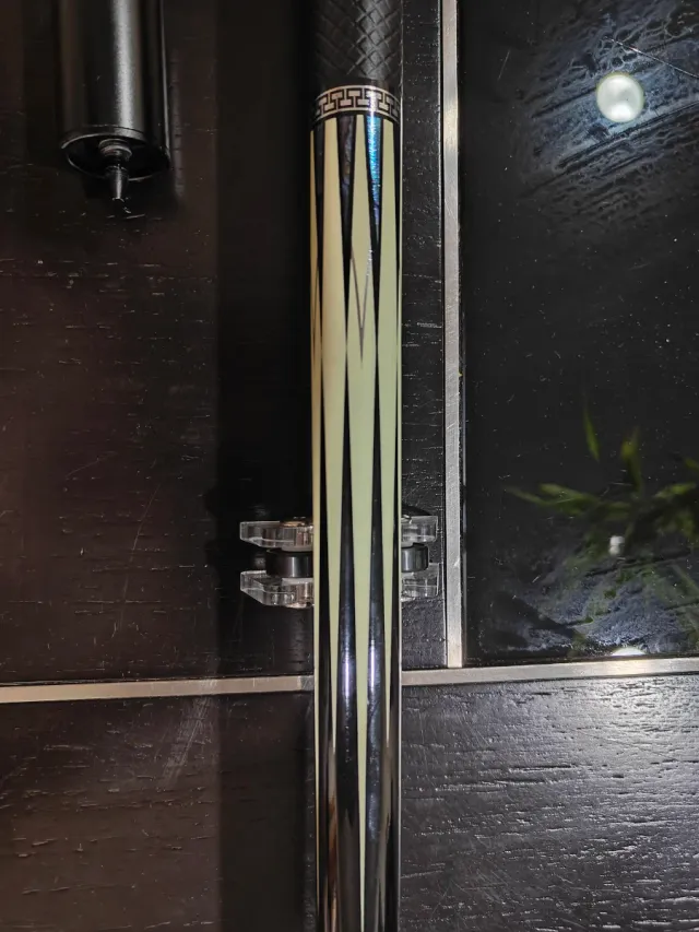 Punho de bilhar preto com detalhe