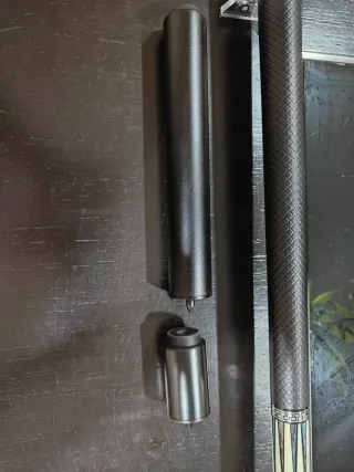 Punho de bilhar preto com detalhe