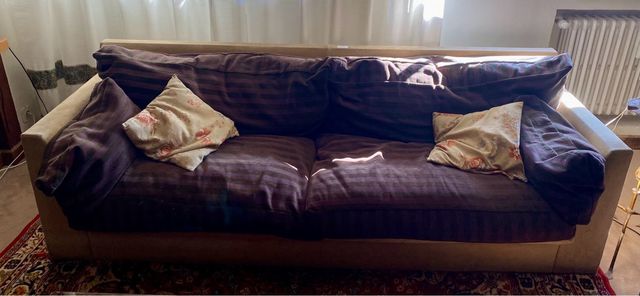 amplio sofá de dos plazas o tres