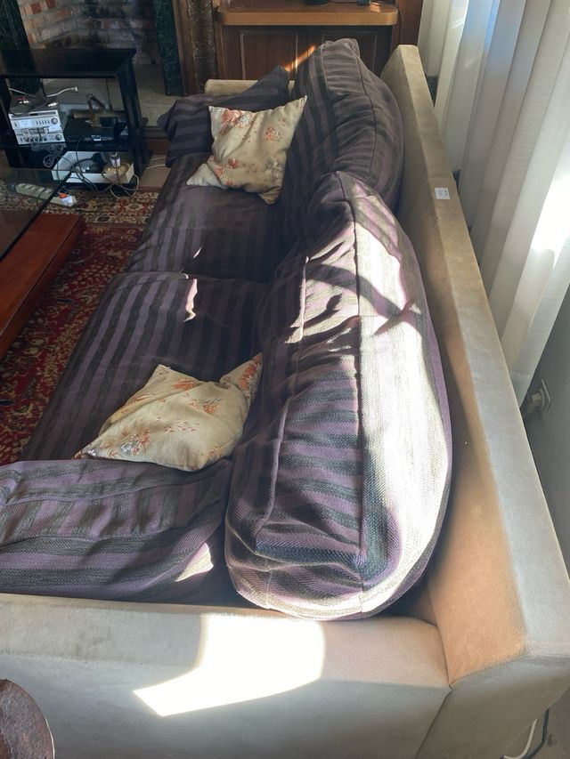 amplio sofá de dos plazas o tres