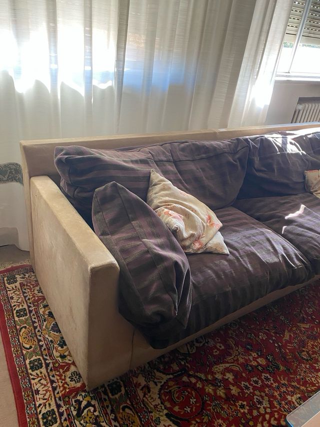 amplio sofá de dos plazas o tres