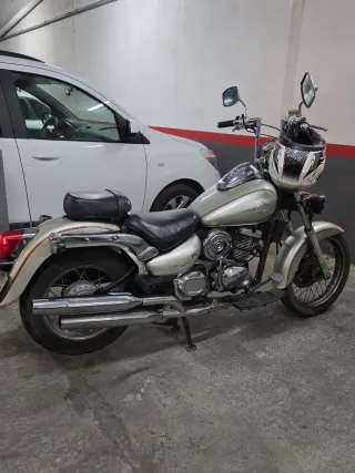 Moto custom plateada con casco