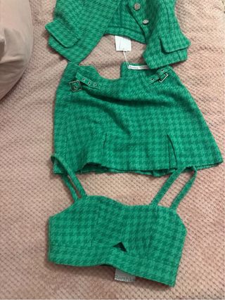 Conjunto Bershka Top, Chaleco y Falda