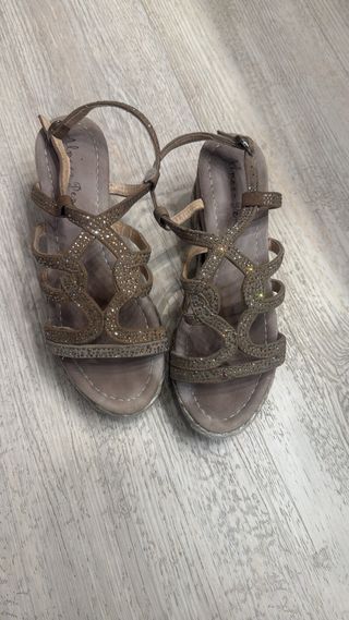 Sandalias grises con plataforma y pedrería