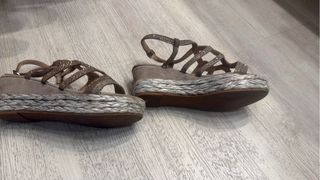 Sandalias grises con plataforma y pedrería