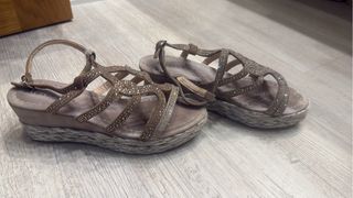 Sandalias grises con plataforma y pedrería