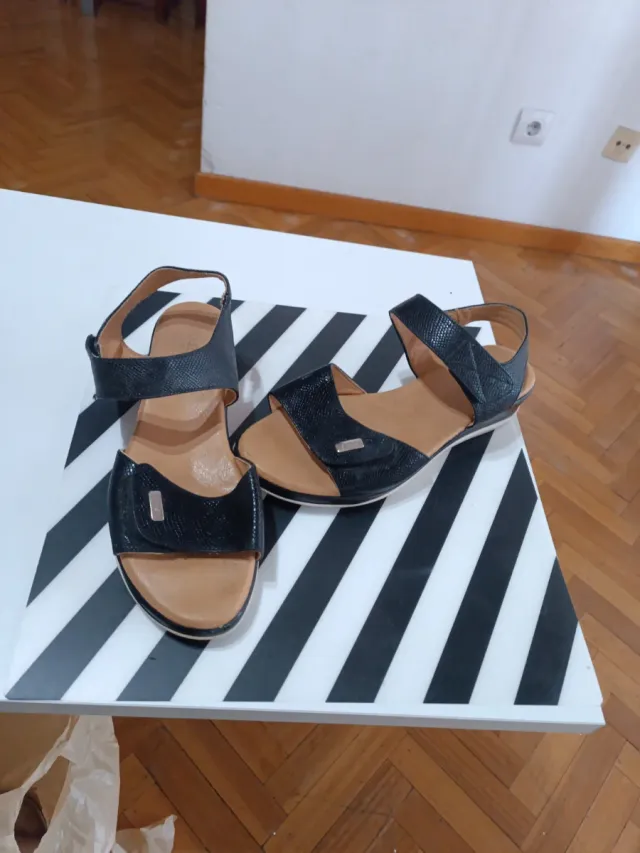 Sandalias negras y beige