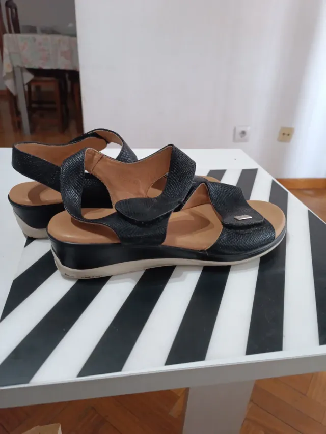Sandalias negras y beige