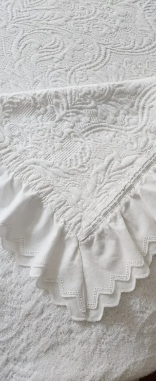 Colcha blanca de algodón con puntilla de Zara Home