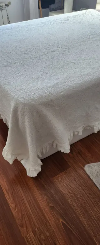 Colcha blanca de algodón con puntilla de Zara Home