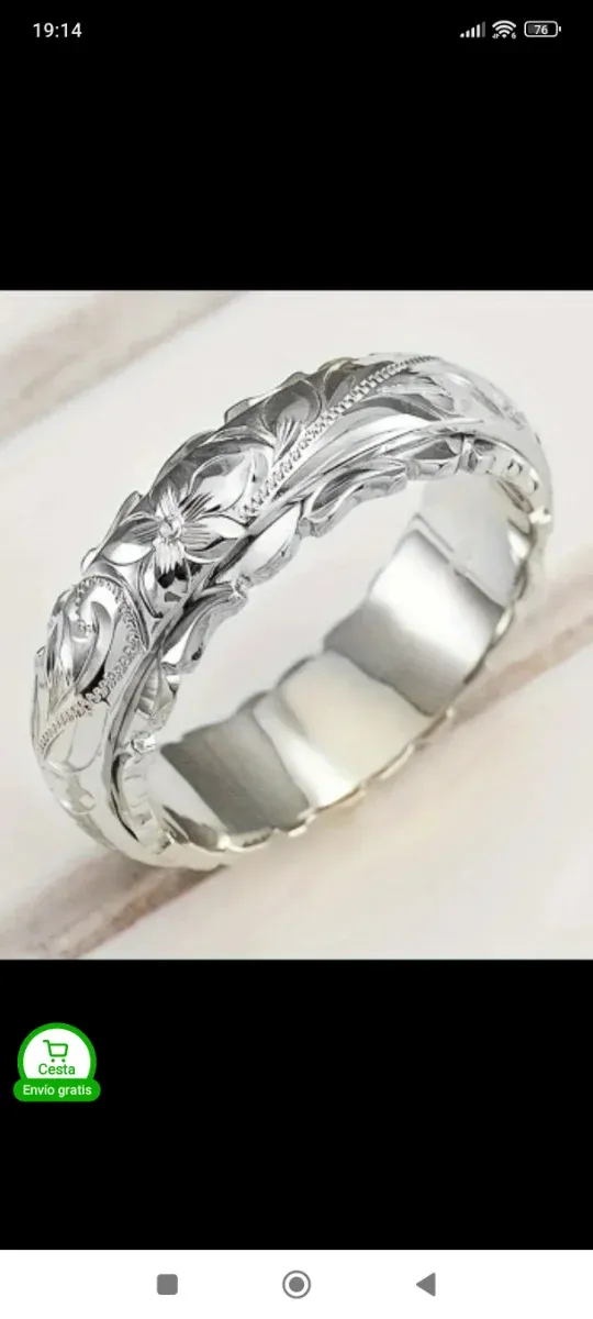 Anillo plateado con diseño floral